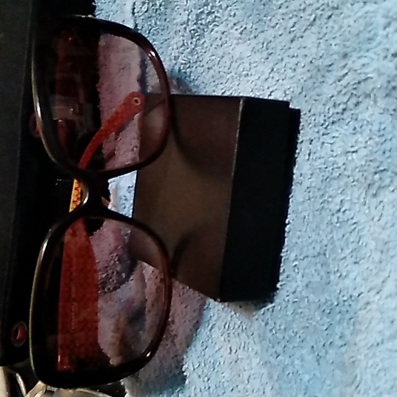 Coach Sunglasses (Scarlett) with Cream colored Coach case - Picture 5 of 7